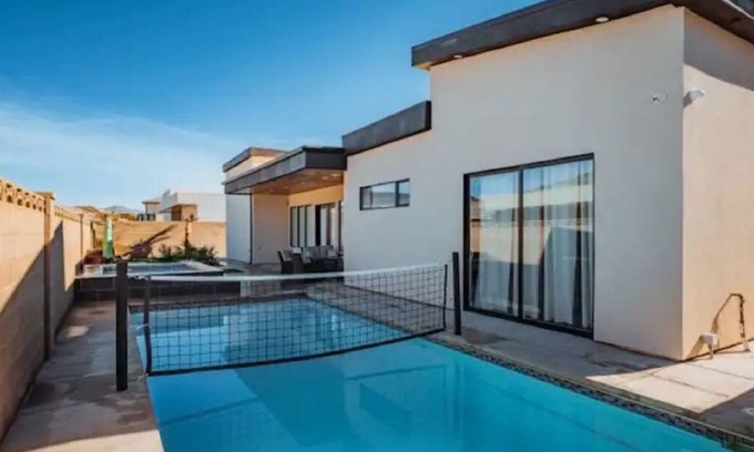 Hurricane House | Relaxing Desert Hideaway with Pool, Spa & Breakfast