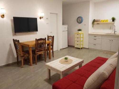 Yeruham Apartment | Desert Moments: Family-Friendly Retreat with Kitchen Amenities