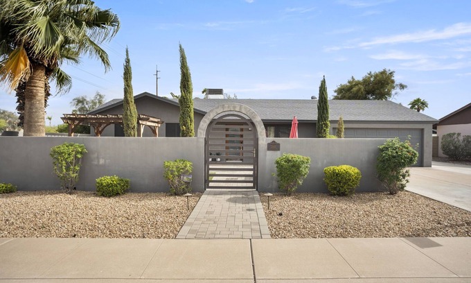 Melrose Paradise House | Idyllic Desert Oasis with Private Pool & Outdoor Spaces
