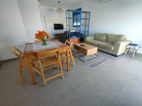 Be'er Ora Apartment | Discover Desert Path: Family-Friendly Retreat Rated 9.9/10