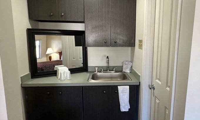 Northeast Heights Hotel | Relax at Desert Sands Inn & Suites with Family-Friendly Amenities
