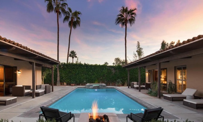 Vista Las Palmas House | Inviting Desert Solstice: Pet-Friendly Family Retreat