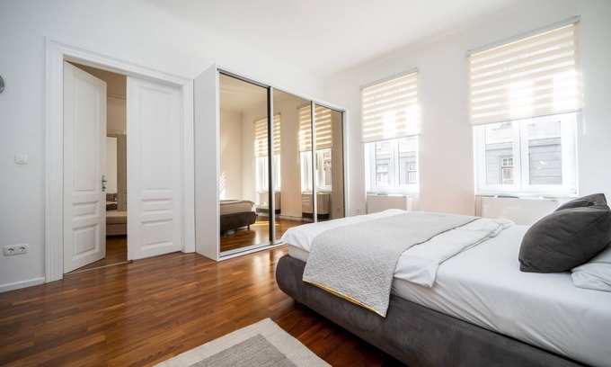 Old Town Apartment | Chic 2-Bedroom Apartment on Main Street with Breakfast