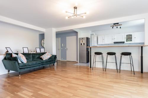 Petit Nanterre Apartment | Stylish 3-Bedroom Apartment Near Champs Elysees