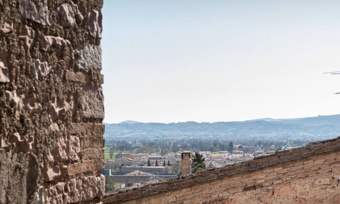 Spello Apartment | Stylish Apartment in Historic Spello with Spa & Breakfast