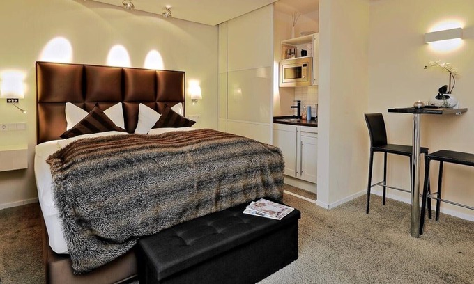 Krefeld Apartment | Stylish Apartment Close to Düsseldorf with Kitchen Access