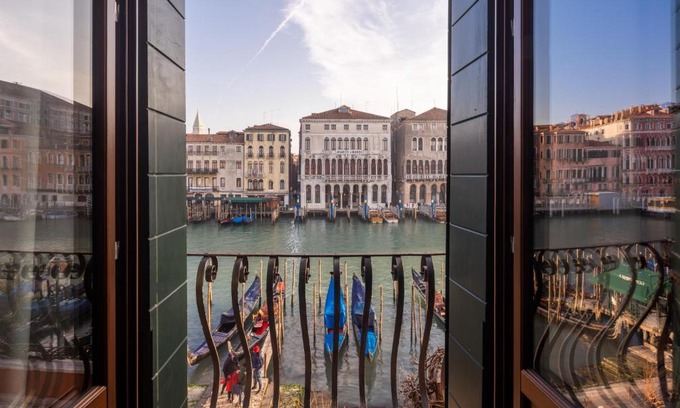 San Polo Apartment | Elegant Apartment with Balcony Overlooking the Grand Canal