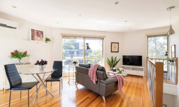 Glenroy Apartment | Stylish Townhouse: Ideal Retreat Near Airport & City