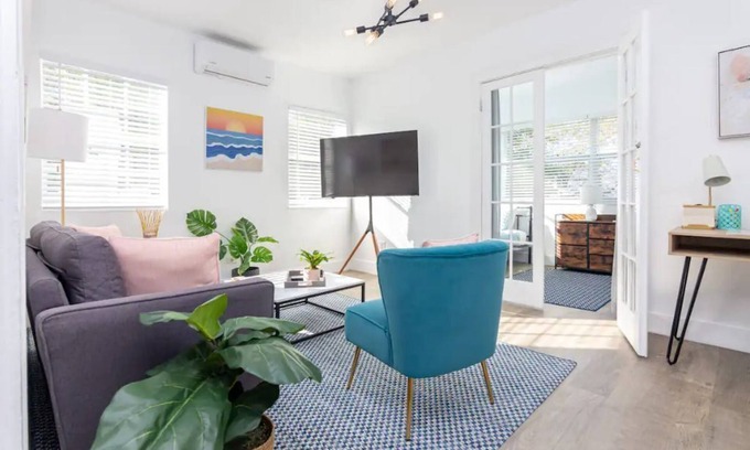 Buena Vista House | Stylish Design District Apartment with Spa & Breakfast