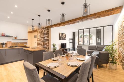Gorge de Loup Apartment | Chic Retreat: Design et charme by the Saône River