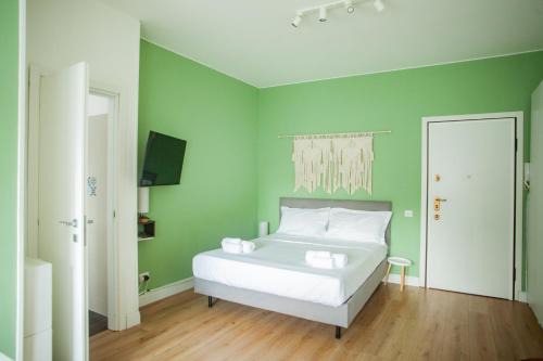 Crescenzago Apartment | Modern Design Studio Near Metro M2 - Highly Rated Stay