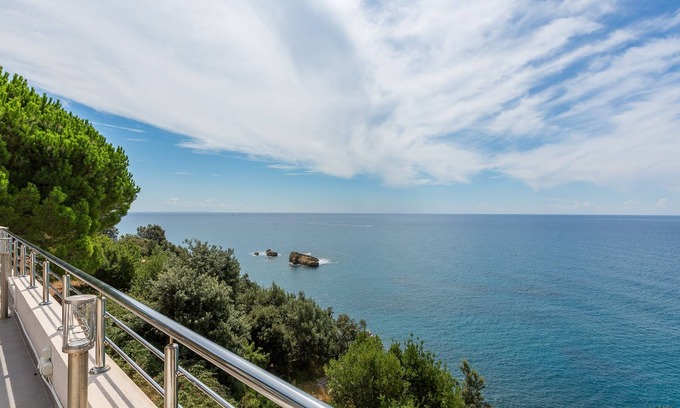 Ulcinj Villa | Idyllic Villa for 7 with Seaviews and Premium Amenities