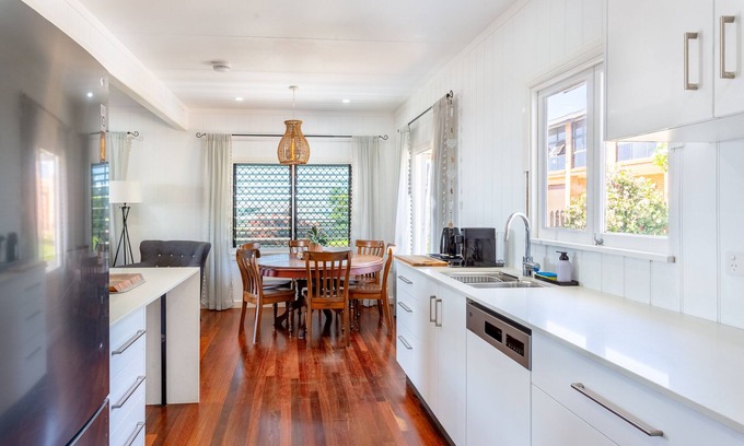 Meikleville Hill Cottage | Seabreeze Haven: Oceanfront Escape with Spa and Breakfast