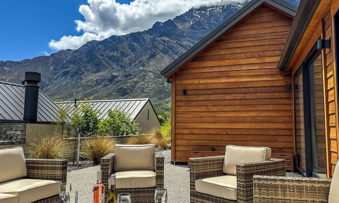 Jacks Point House | Stylish 4 Bedroom Home with Breakfast in Jacks Point