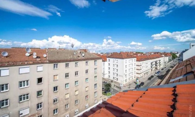 Favoriten House | Stylish Designer Apartments Near Reumannplatz with Kitchen