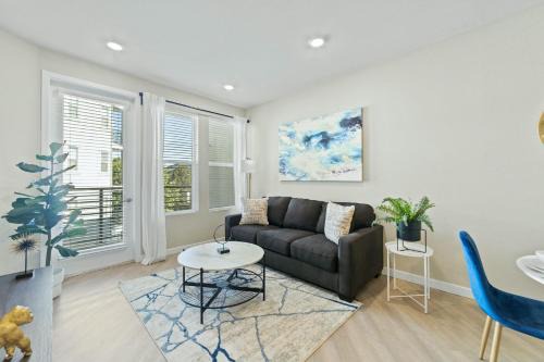 Sparks Apartment | Modern Apartment with Jacuzzi, Sky Lounge & Gym Access