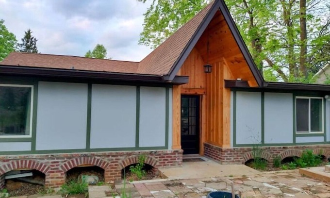 Camp Taylor House | Stylish Architectural Home Perfect for Family Getaways