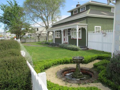 Sydenham Bed & Breakfast | Elegant Designer Cottage with Top Dining Experience