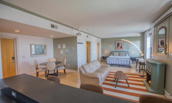Downtown Des Moines Apartment | Stylish Downtown Condo Suite with Breathtaking Views