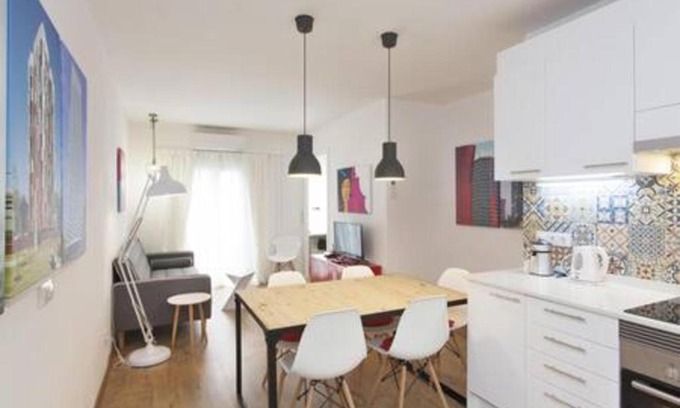 El Port Apartment | Designer Apartment with Balcony Near FIRA - Family Friendly
