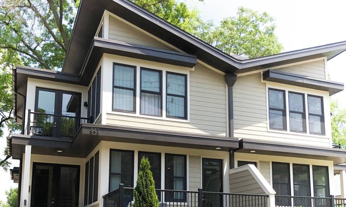 Woodward Heights House | Stylish Retreat Steps from Rupp & Manchester with Breakfast