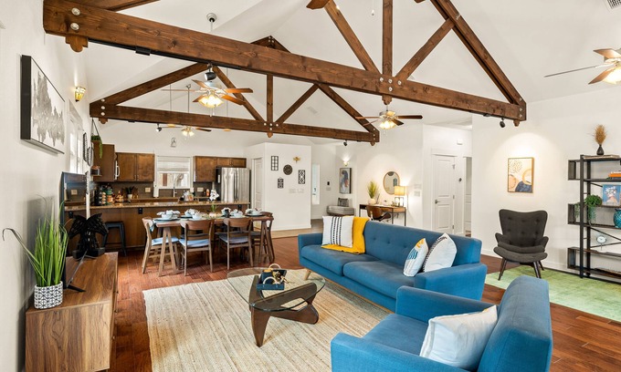 Dripping Springs House | Inviting Cottage in Historic Dripping Springs with Spa & Breakfast