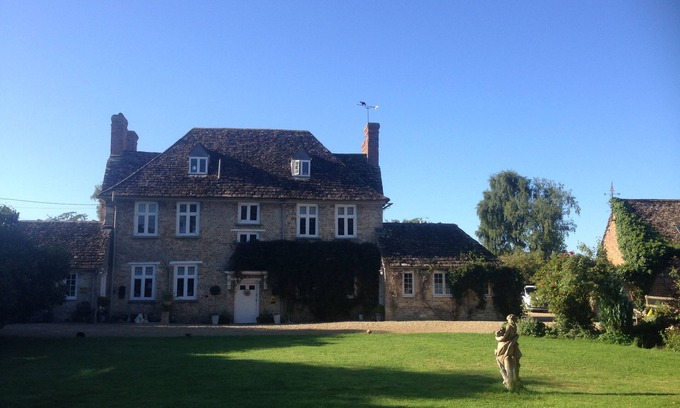 Buscot House | Elegant Designer House at Buscot Manor with Spa & Pool