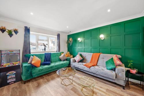 Barrow Gurney Apartment | Stylish Bristol House with Hot Tub - Sleeps 10 Guests