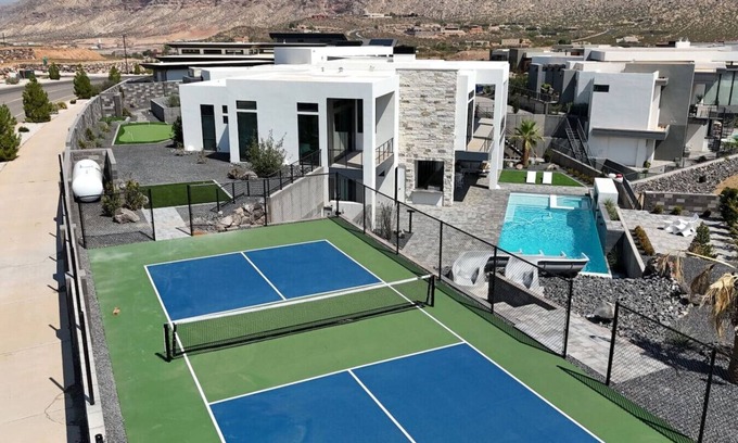 Hurricane Apartment | Modern Designer Oasis with Pool, Spa & Hot Tub Retreat