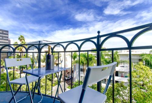 Beverly Grove Apartment | Elegant Beverly Hills Adjacent 2-Bedroom Penthouse Retreat