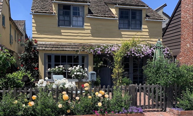 Balboa Island Cottage | Designer Historic Cottage Steps from South Bayfront & Shops