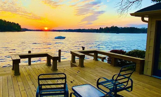Mid America Cottage | Designer Waterfront Cottage with Lake View Near Races