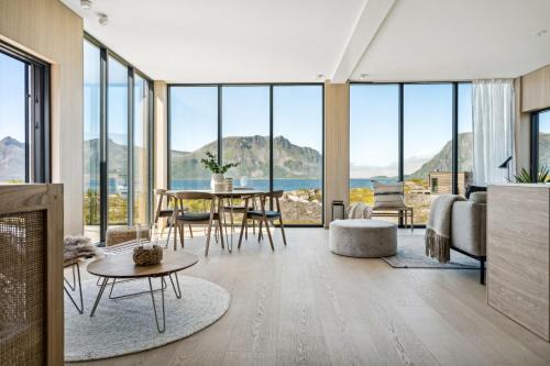 Vagan House | Chic Design Cabin with Hot Tub in Central Lofoten