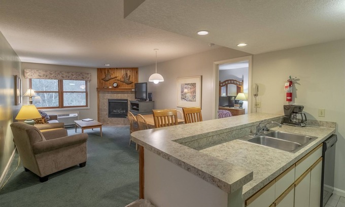 North Woodstock Condo | Top-Rated Deer Park Unit Near Recreation & Swimming Spot