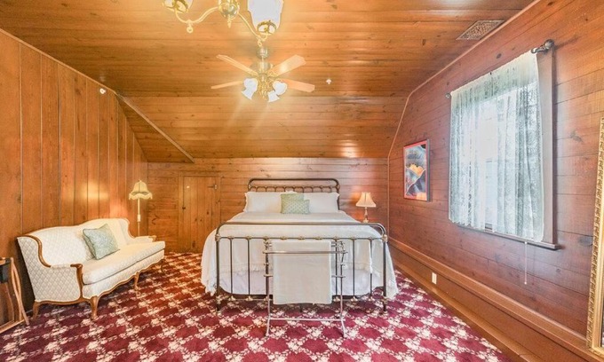 Daniels Hill Apartment | Desperado Hotel: King Bed Retreat for Families & Pets