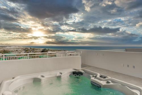 Fort Walton Beach House | Beachfront Destin West Villa PH04 with Rooftop Hot Tub