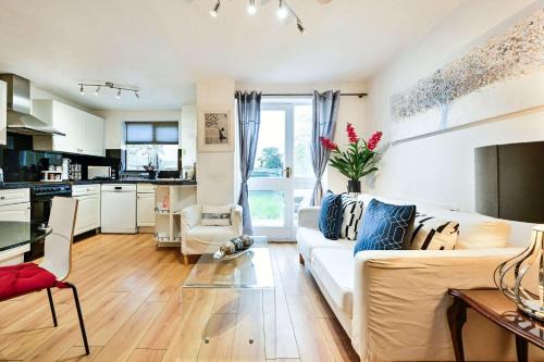 North Woolwich House | Discover London Docklands: Family-Friendly Pet Welcome Stay