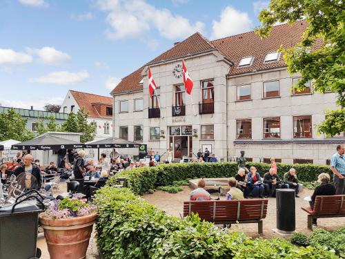 Grasten Hotel | Discover Det Gamle Rådhus: Family-Friendly Comfort Awaits