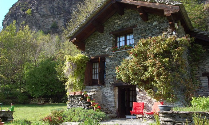 Croveo House | Rustico Retreat with Inviting Garden and Lake Views
