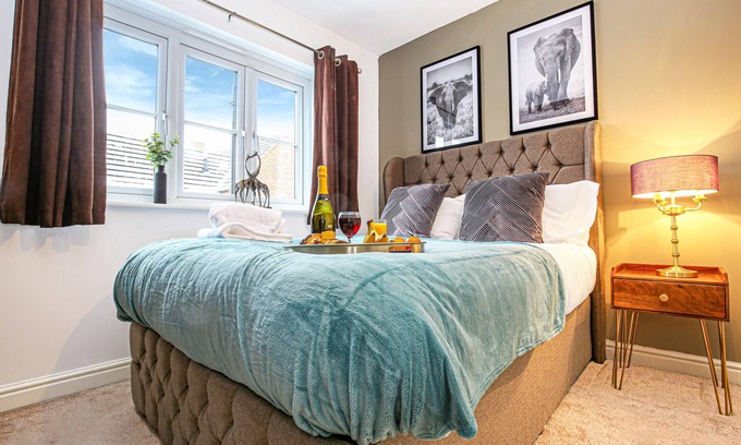 Deanshanger House | Detached 4 Bed-UltraFast Wifi,Garden,Free Parking