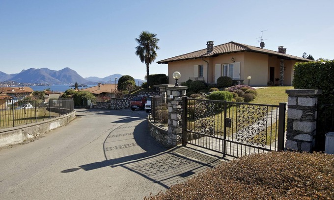 Baveno House | Beautiful 4½-Room House with Garden and Lake View