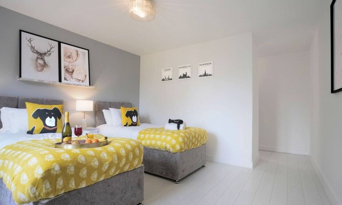 Newport Pagnell House | Modern 6 Bedroom Retreat with Pool & Fast Wifi Access