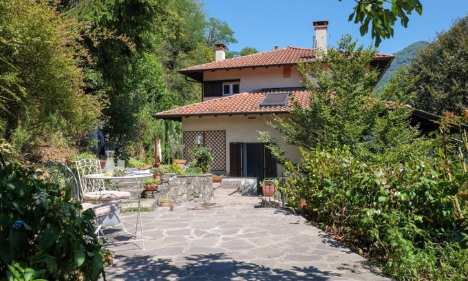Laveno House | Detached 9½ room house with terrace, garden pond and fitness room