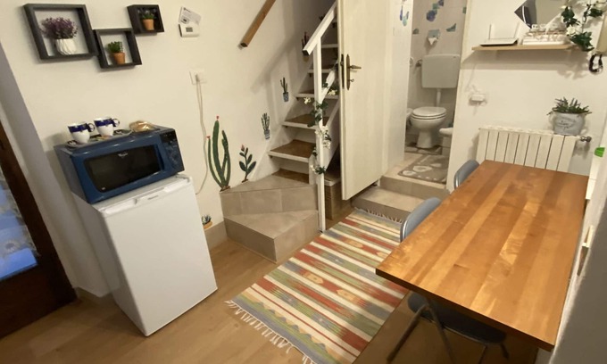 Intra Bed & Breakfast | Cozy Apartment with Terrace, Steps from the Lake
