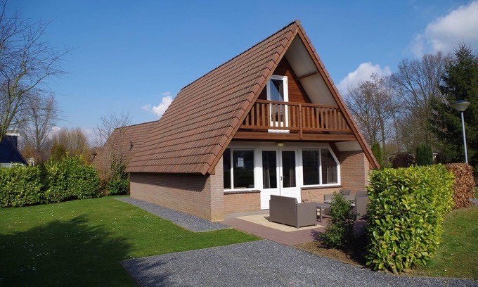 Susteren House | Comfortable Bungalow with 3 Bedrooms and a Terrace