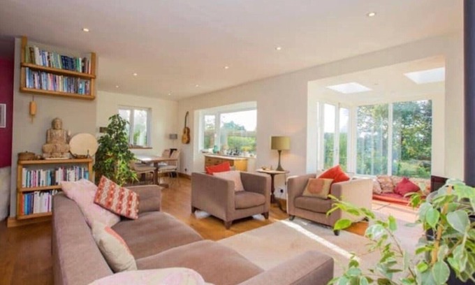 Totnes House | Scenic Bungalow in Totnes with Unbeatable Views & Breakfast