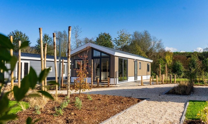 Linden House | Cozy Two-Bedroom Chalet with Kitchen and Pet-Friendly Options