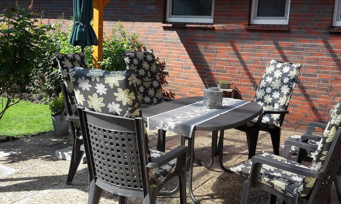 Hatshausen House | Charming Detached Holiday Home in Moormerland with WiFi