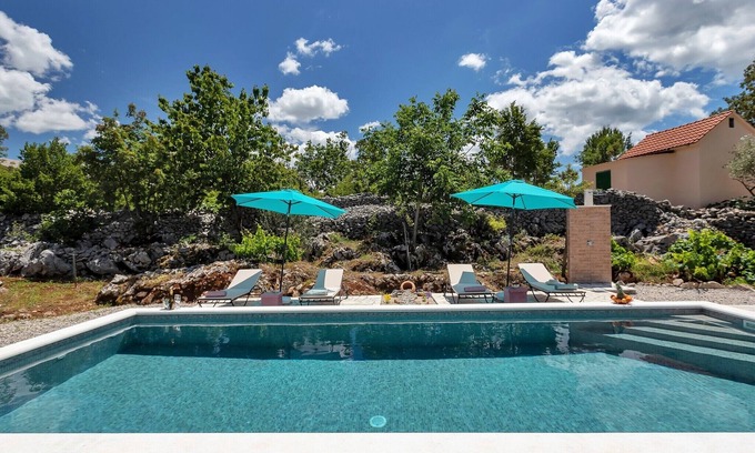 Rascane Villa | Delightful Holiday Home with Private Pool and Ocean View