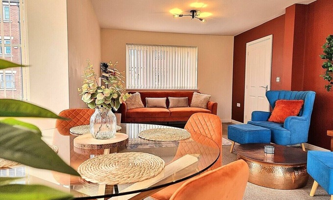 Birstall House | Inviting Detached House with Free Parking & Long Stay Deals